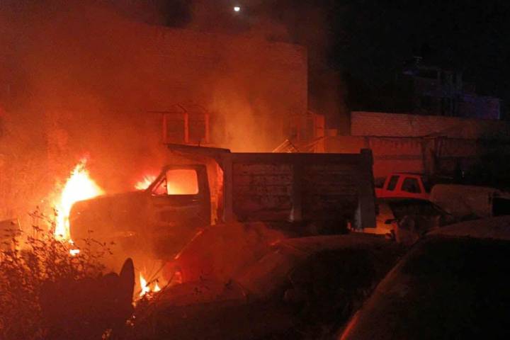 Incendio de camión perjudica otros cuatro vehículos en taller de la colonia Industrial de Morelia