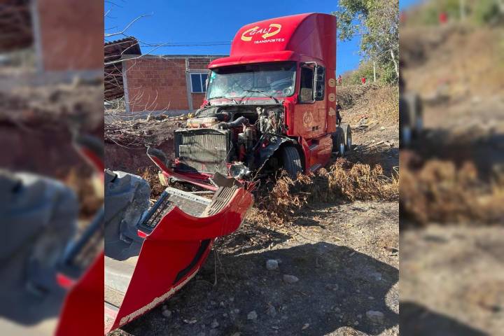 Se accidenta tractocamión en la Carácuaro-Villa Madero