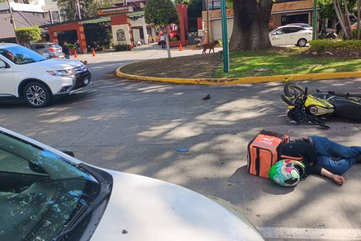 Repartidor en motocicleta resulta lesionado tras choque en Paseo Lázaro Cárdenas