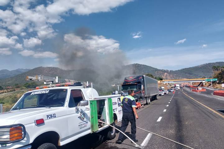Controlan conato de incendio de tráiler sobre la autopista Siglo XXI