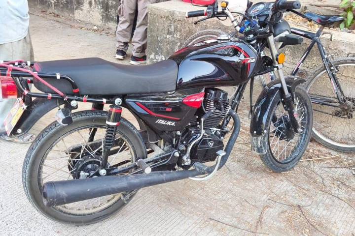 Adolescente motociclista derrapar en Huetamo