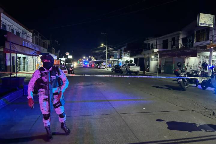 Delincuentes ejecutan a dos hombres en pizzería de la colonia El Colorín, en Uruapan
