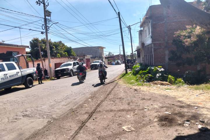 Persecución policial deja tres detenidos y una motocicleta asegurada en Ario de Rayón
