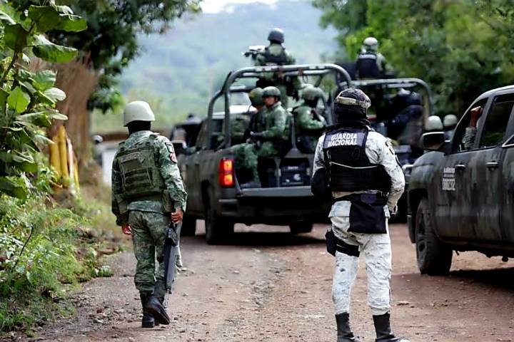 Tres criminales abatidos en enfrentamiento y dos uniformados heridos tras estallido de explosivo improvisado en Tepalcatepec