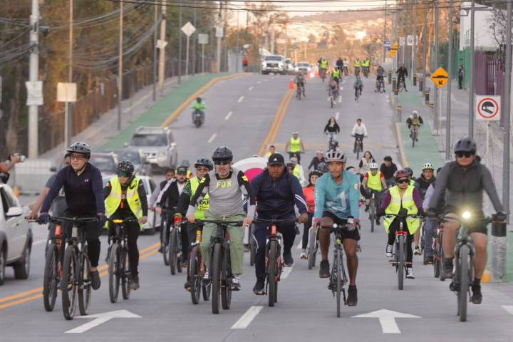 Bedolla estrena con rodada ciclista la ampliación de la av. Amalia Solórzano