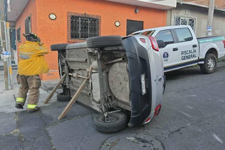 Vuelca auto en la Molino de Parras; hay un herido y una camioneta de la FGE afectada