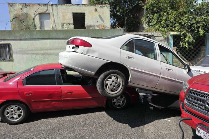Automovilista en reversa provoca choque múltiple la colonia Tres Puentes