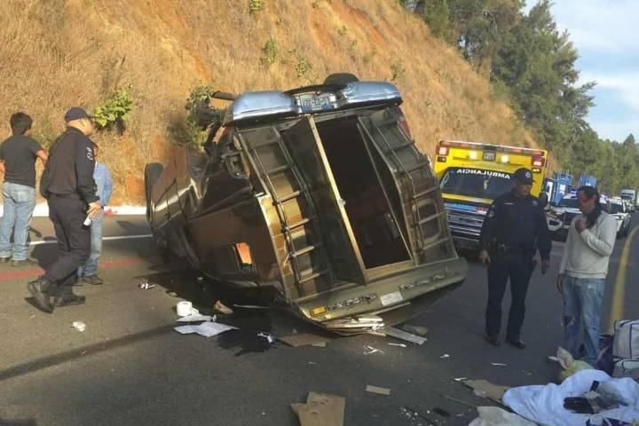 Camioneta vuelca en la Siglo XXI; hay un herido