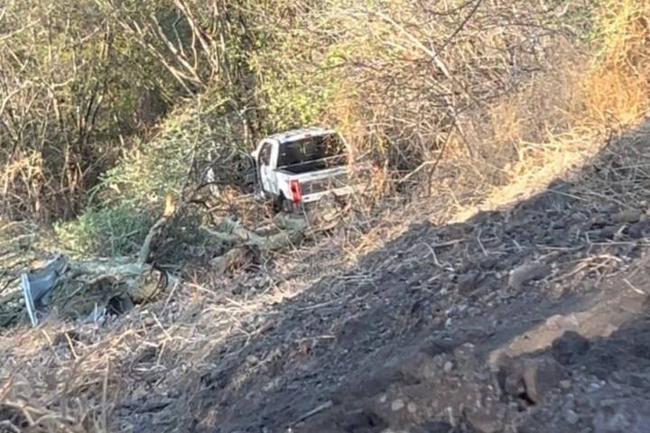 Vuelca camioneta en carretera Tiripetío-La Eréndira, es abandonada