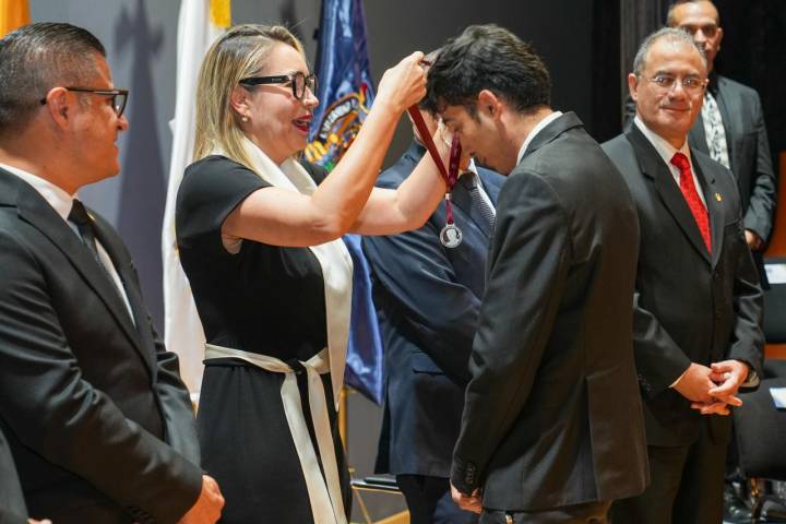 Yarabí Ávila entrega la Medalla "Dr. Ignacio Chávez Sánchez"; insta a nicolaitas a generar conocimiento en beneficio de las comunidades
