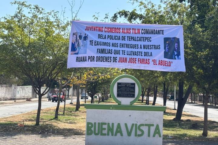 Con bloqueos carreteros denuncian presuntas desapariciones en Buenavista Tomatlán