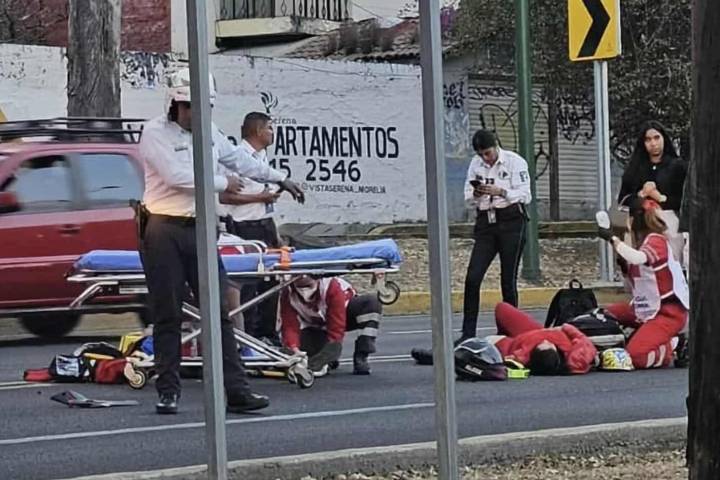 Accidente de moto deja 2 heridos en avenida Camelinas, al sur de Morelia