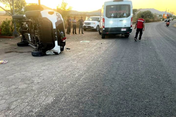 Choque entre dos camionetas deja tres personas lesionadas en Huetamo