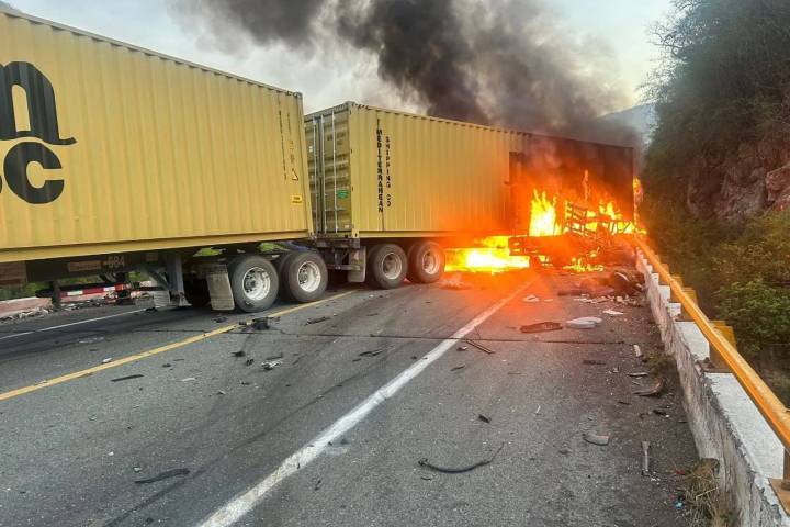 Tres muertos y un herido grave deja choque entre tráiler y camioneta en la Siglo XXI