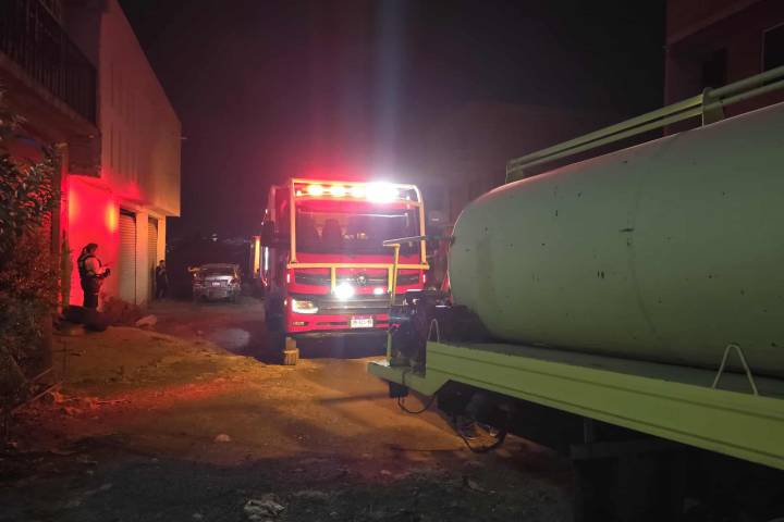 Bomberos Morelia sofocan incendio en una propiedad al poniente de Morelia