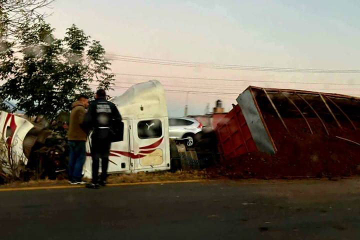 Se accidenta tráiler en la Morelia-Pátzcuaro