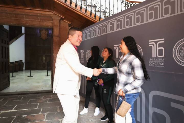 Con equipamiento fortalece Vicente Gómez a la educación del distrito XIX