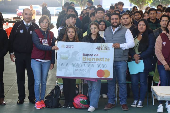 ¡Atención universitarios! Inicia entrega de tarjetas Gertrudis Bocanegra en Michoacán