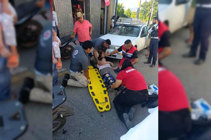 Moto choca contra auto en el centro de Huetamo; mujer y niña resultan heridas