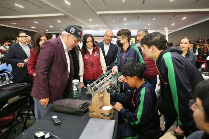 Convoca Bedolla a jóvenes michoacanos a crear red social 100 % mexicana