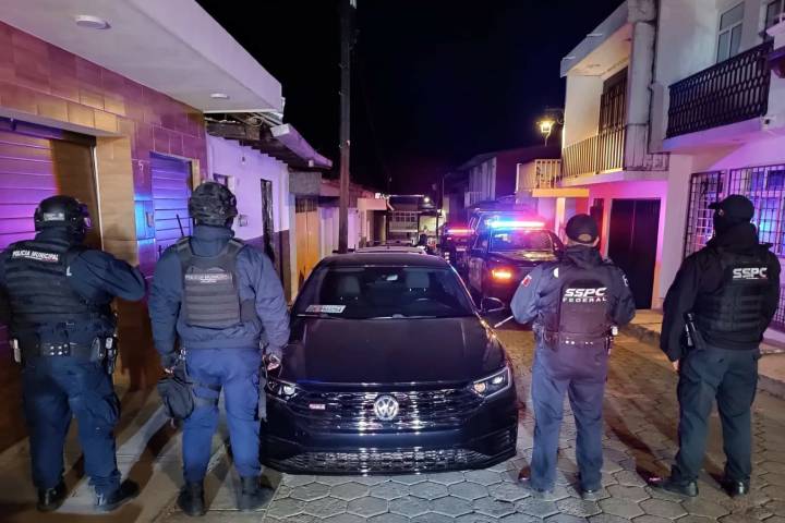 Aseguran auto robado en el Barrio de Santo Santiago