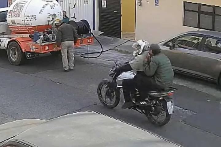 Sujetos en moto presuntamente asaltan a empleado de ServiGas en Morelia