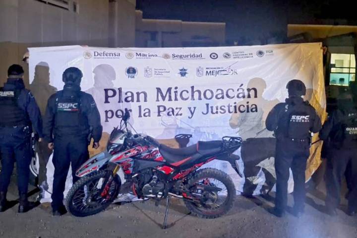 Recupera la policía, una moto robada momentos antes en Uruapan