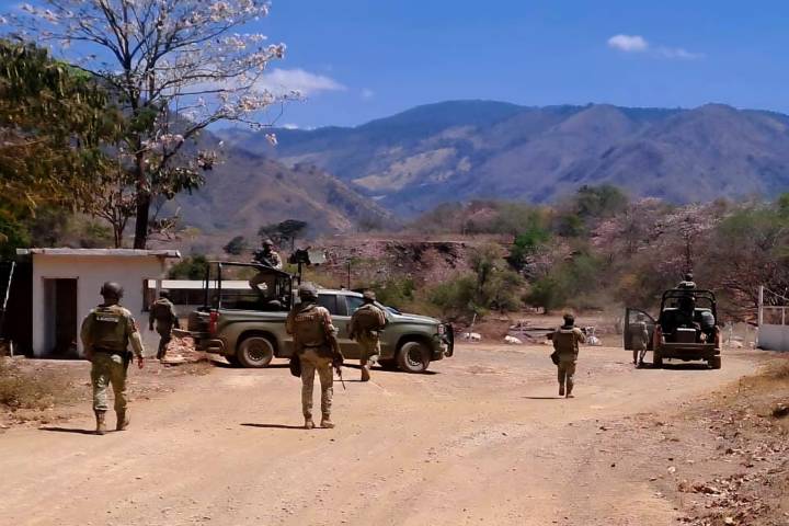 Despliegue militar refuerza vigilancia en Aguililla tras reporte ciudadano