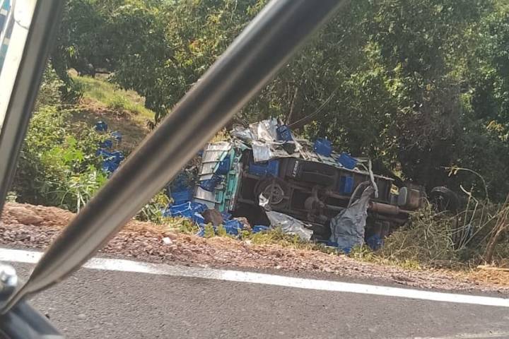Chofer de camión aguacatero muere tras volcar en la "libre" Uruapan-Gabriel Zamora