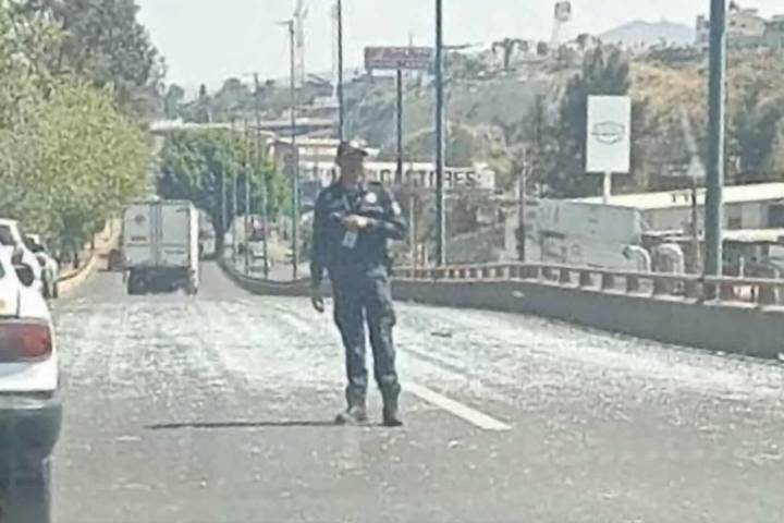 Placas de vidrio se hacen añicos tras caer de camioneta en el Libramiento Norte de Morelia