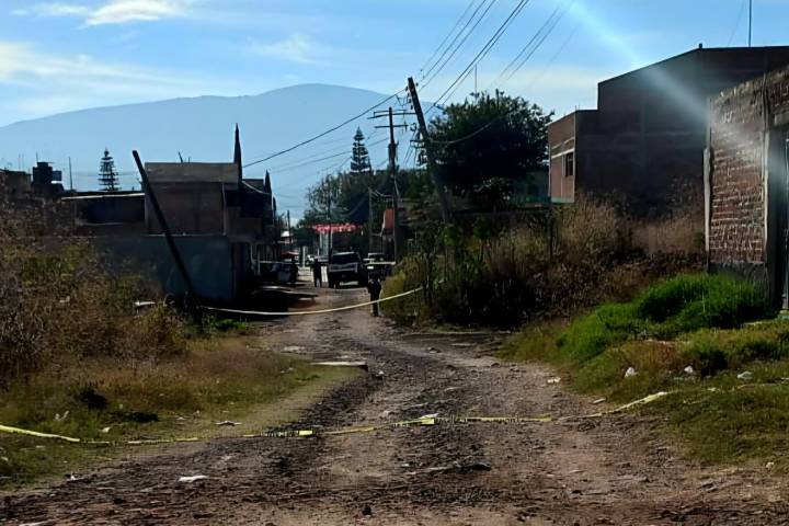 Localizan cadáver lapidado de un joven, en la colonia Los Álamos de Jacona