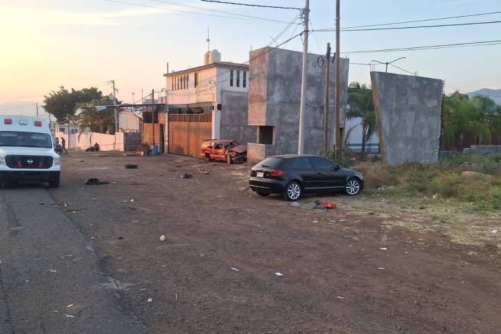 Joven perece al volcar camioneta en Peribán