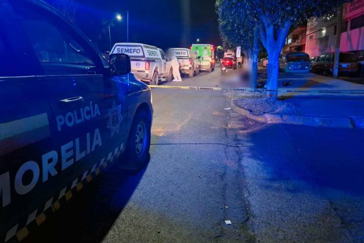 Motocicleta derrapa en la avenida Morelos Norte de Morelia; hay un muerto y un herido