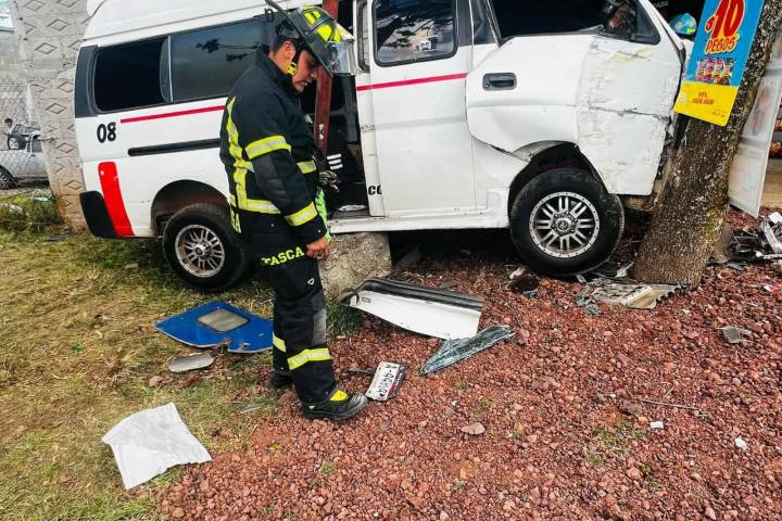 Choca combi de la Ruta Cuanajo contra árbol en la Pátzcuaro-Morelia; hay 2 heridos