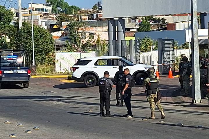 Dos delincuentes heridos al intentar robar camioneta y enfrentarse a balazos contra escoltas, en Uruapan