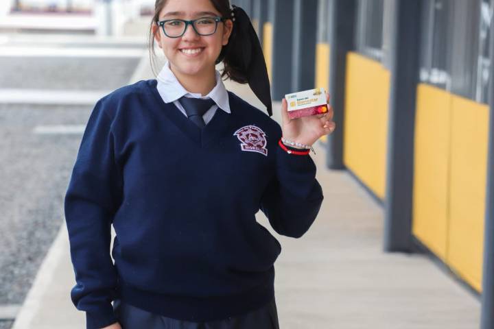 Estudiantes michoacanos reciben su beca con retroactivo