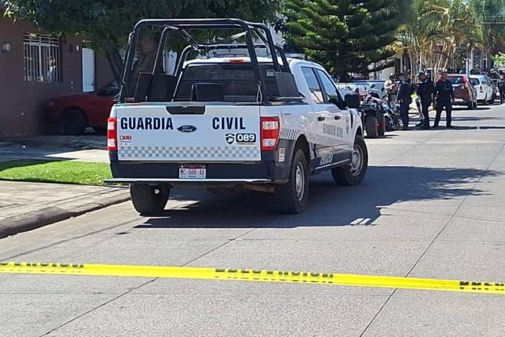 Pistoleros asesinan a motociclista por fuera de un colegio, en Uruapan