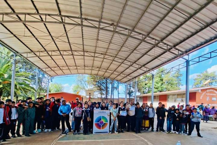 FGE capacita a estudiantes de Chilchota sobre Ley Olimpia y delitos cibernéticos