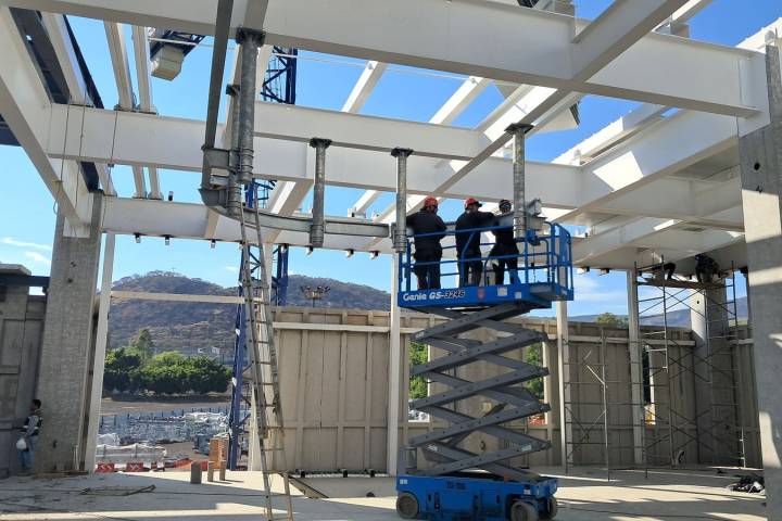 Supervisa Gladyz Butanda construcción de garaje de cabinas del teleférico de Morelia