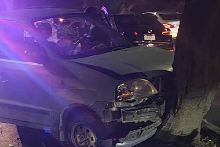Adulto mayor queda herido tras choque de auto contra árbol en el Libramiento Sur de Morelia