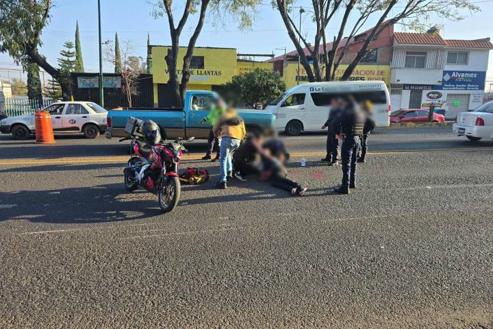 Choque entre moto y auto deja un herido en la Av. Madero Poniente de Morelia