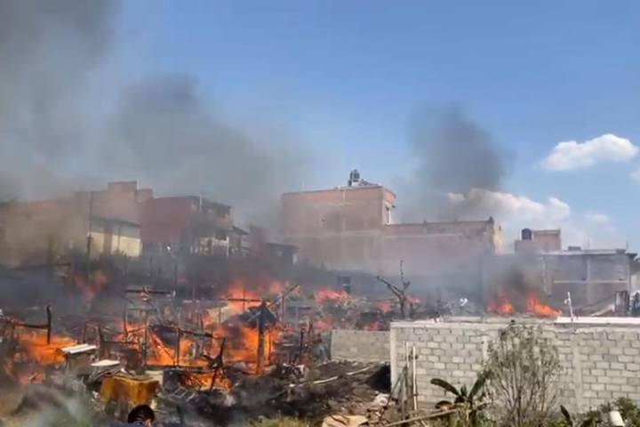 Arden 3 viviendas en la colonia Ampliación 2 de Diciembre, cerca de Ciudad Jardín