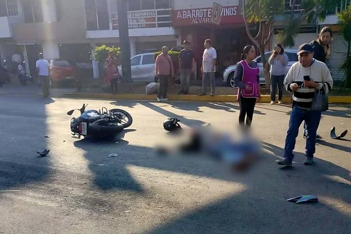 Motociclista muere tras ser embestido por una camioneta, frente a la Central Camionera de Uruapan