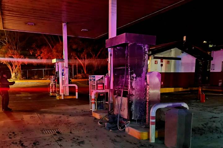 Delincuentes incendian maquina despachadora de combustible y rafaguean fachada de tienda Oxxo, en Cuitzeo