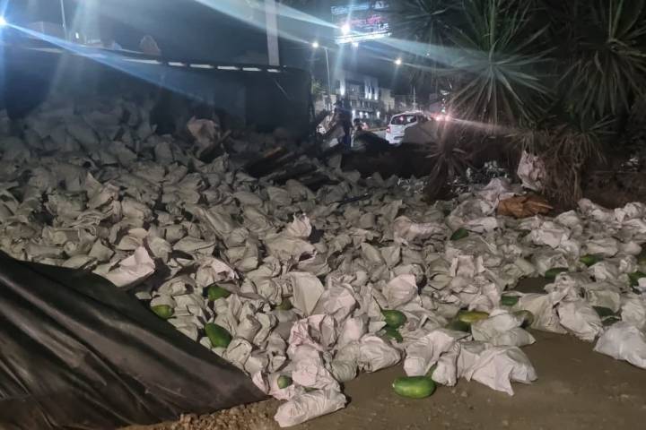 Volcadura de camión torton deja un herido en Calzada La Huerta