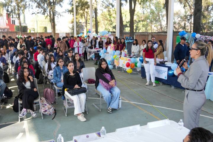 A tomar decisiones responsables y luchar contra la violencia, exhorta Yarabí Ávila a estudiantes de preparatoria