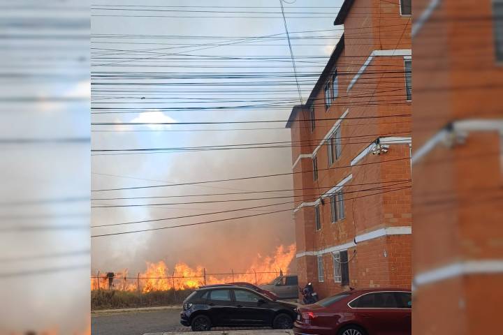 Incendio de pastizales genera densas nubes de humo en zona habitacional entre Tarímbaro y Morelia