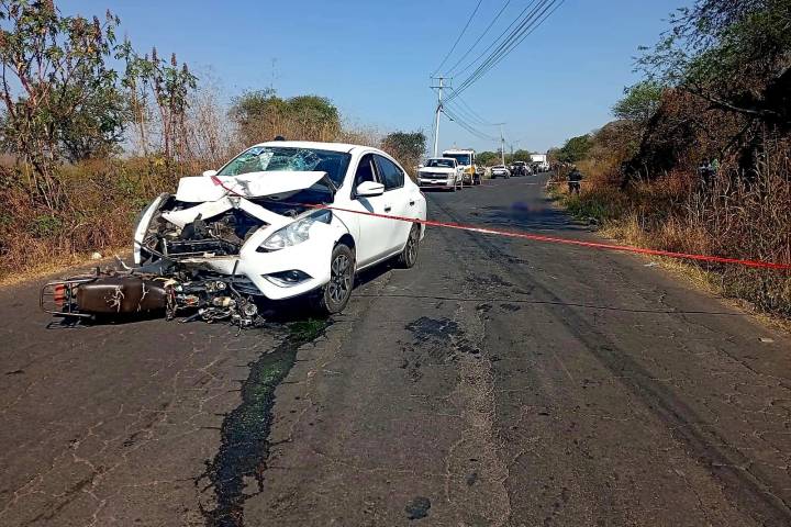Motociclista muere en choque contra auto, en Zamora
