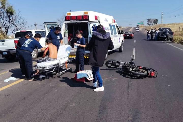 Motorista queda herido en choque contra camioneta, en La Piedad