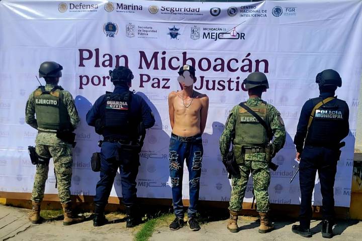 Detienen a hombre con arma hechiza y presunta droga en la colonia Fovissste, en Apatzingán